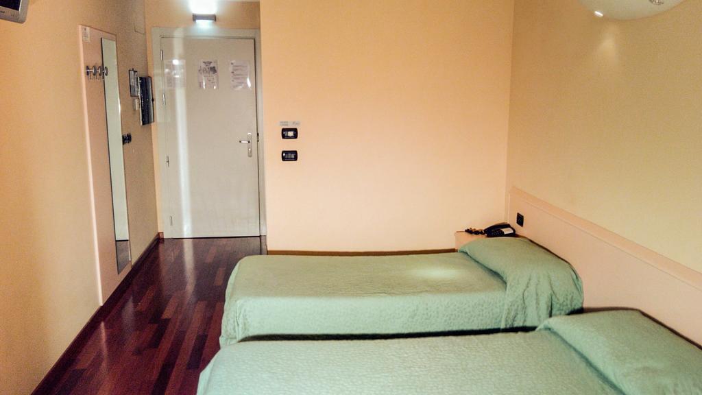 Hotel Caprice Avigliana Habitación foto